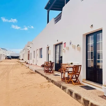 Mimarea La Graciosa, * Caleta de Sebo